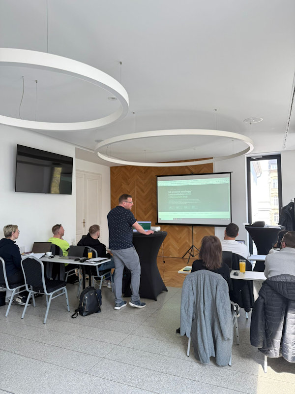 Účastníci sledují prezentaci